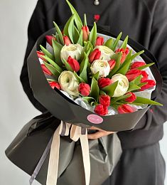 Букет "Весенние ноты" из тюльпанов и ранункулюсов