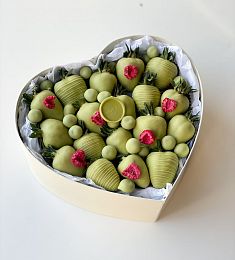 Клубничный бокс "Матча" клубника и голубика в шоколаде