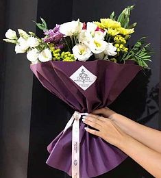 Букет "Бордолина" из хризантем, лизиантуса и статицы