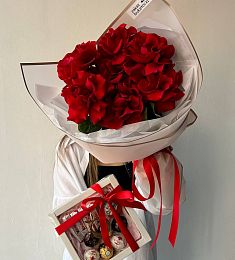 Сет "Розы и сладкий бокс"