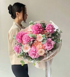 Букет "Jenice". Гортензии, герберы и хризантемы в стильном оформлении.