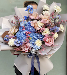 Букет "Шерил" из гортензий, роз, гвоздик и дельфиниума