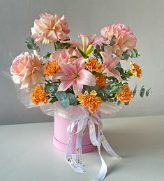 Композиция "Yasmin" из гвоздик, лилий и роз