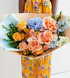 Композиция "Вдохновение красок" из дельфиниума, альстромерий, гвоздик, гортензий и роз