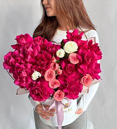 Композиция "Rose Dreamscape" из роз, спрей роз и ранункулюса