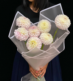 Букет из 7 нежных георгинов