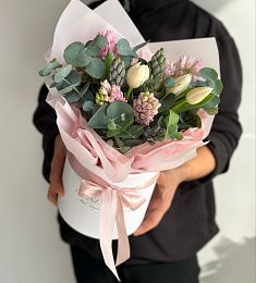 Композиция "Лепестки любви" из гиацинтов и тюльпанов в коробке