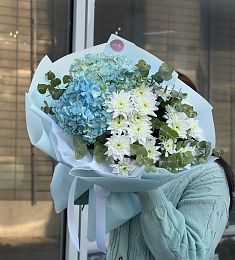 Букет "Пионист" из гортензий и хризантем