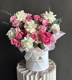 Композиция "Jadeite" из гортензии, орхидеи, лизиантусов и роз в коробке