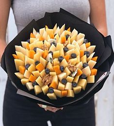 Букет из сыра «Сыромания» с сыром и голубикой