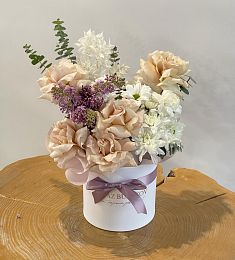 Композиция "Leif" из роз, сирени и хризантем в коробке