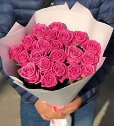 Букет из 19 алых роз в оформлении