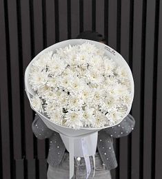 11 кустовых хризантем в оформлении