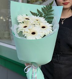 Букет из 5 гербер с папоротником