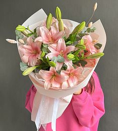 Букет "Лайла" из лилий и эвкалипта