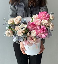 Композиция "Лепестковая песня"  из роз, анемонов и эвкалипта