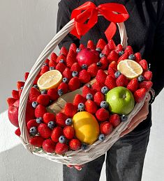 Клубничная корзина "С Любовью" клубника с голубикой и мини шампанским