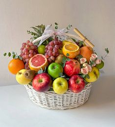 Фруктовая корзина "Grandee" из фруктов и спрей роз