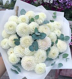 Букет их 19 георгинов с эвкалиптом