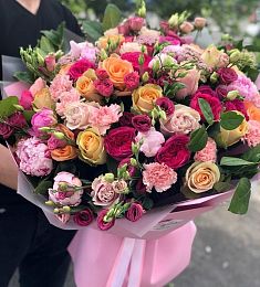 Шикарная композиция "Королеве" из пионовидных роз, лизиантусов, гвоздик и пионов 