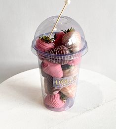 16 клубник в шоколаде в стакане