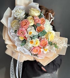 Букет "Aysha" из роз, хризантем и нарциссов