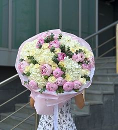 Букет "Ариана" из гортензий, роз и пионов