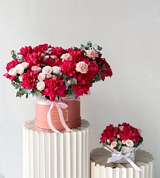 Комбо " Мама и дочка" 5.0 дуэт композиция из роз и эвкалипта в коробке