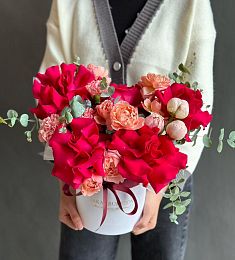 Композиция "Red Passion" из гвоздик, роз и пионов