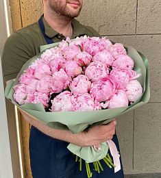 29 розовых голландских пионов в оформлении