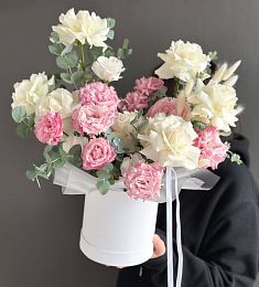 Композиция "Marco" из роз, лизиантусов и ранункулюсов