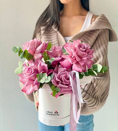 Композиция "Роза ветров S" с розами в коробке