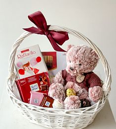 Подарочная корзина "Roni" с игрушкой мишка и сладостями