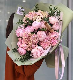 Композиция "Вильгельмина" из пионов и роз