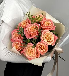 Букет из 9 персиковых роз в оформлении