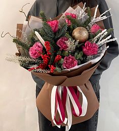 Композиция "Новогоднее волшебство" из роз и нобилиса в зимнем оформлении