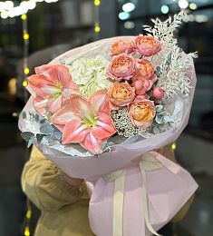 Композиция "Rosario"  из гортензии, спрей роз и амариллисов