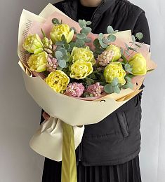 Букет "Весенний флер" из гиацинтов и пионовидных тюльпанов