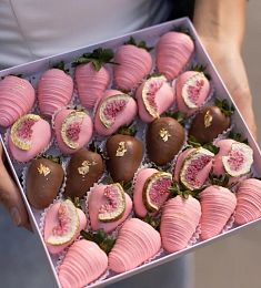 Клубничный бокс "With love" клубника в розовом итальянском шоколаде