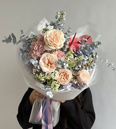 Букет "Isotta" из гортензии, сирени, роз и антуриума