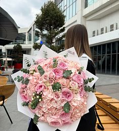 Букет "Айне" из гортензий и спрей роз