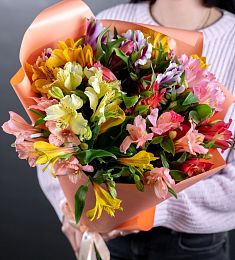 Букет из 11 альстромерий микс в минималистичном оформлении