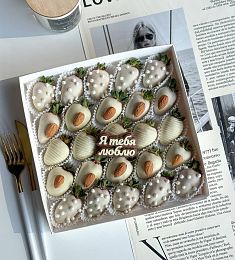 Клубничный бокс "Миндаль" клубника в белом шоколаде 