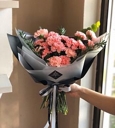 Букет "Гвоздичный" из гвоздик и эвкалипта 