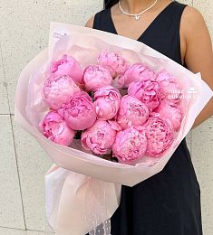 Букет из 15 пионов в оформлении