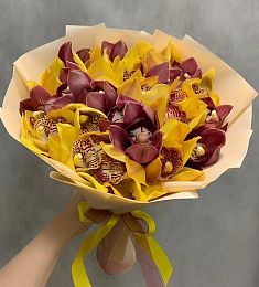 Букет из 25 желтых и бордовых орхидей 
