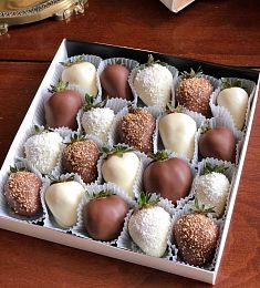 Клубничный бокс "Гармония" клубника в молочном и белом шоколаде