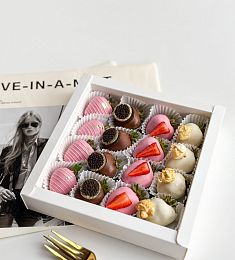 Клубничный бокс "Эмили в Париже" S клубника в итальянском шоколаде