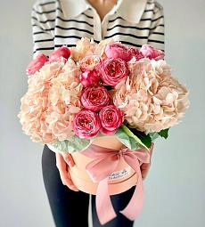 Композиция в коробке "Амалия" с гортензией и пионовидной спрей розой