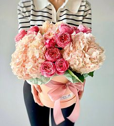 Композиция в коробке "Амалия" с гортензией и пионовидной спрей розой